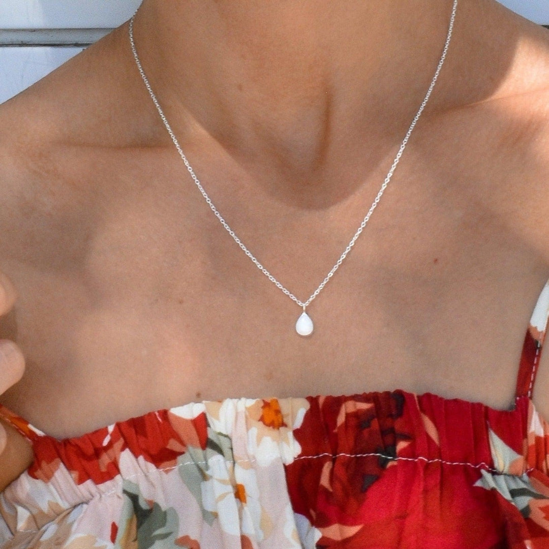 Collier à goutte blanche