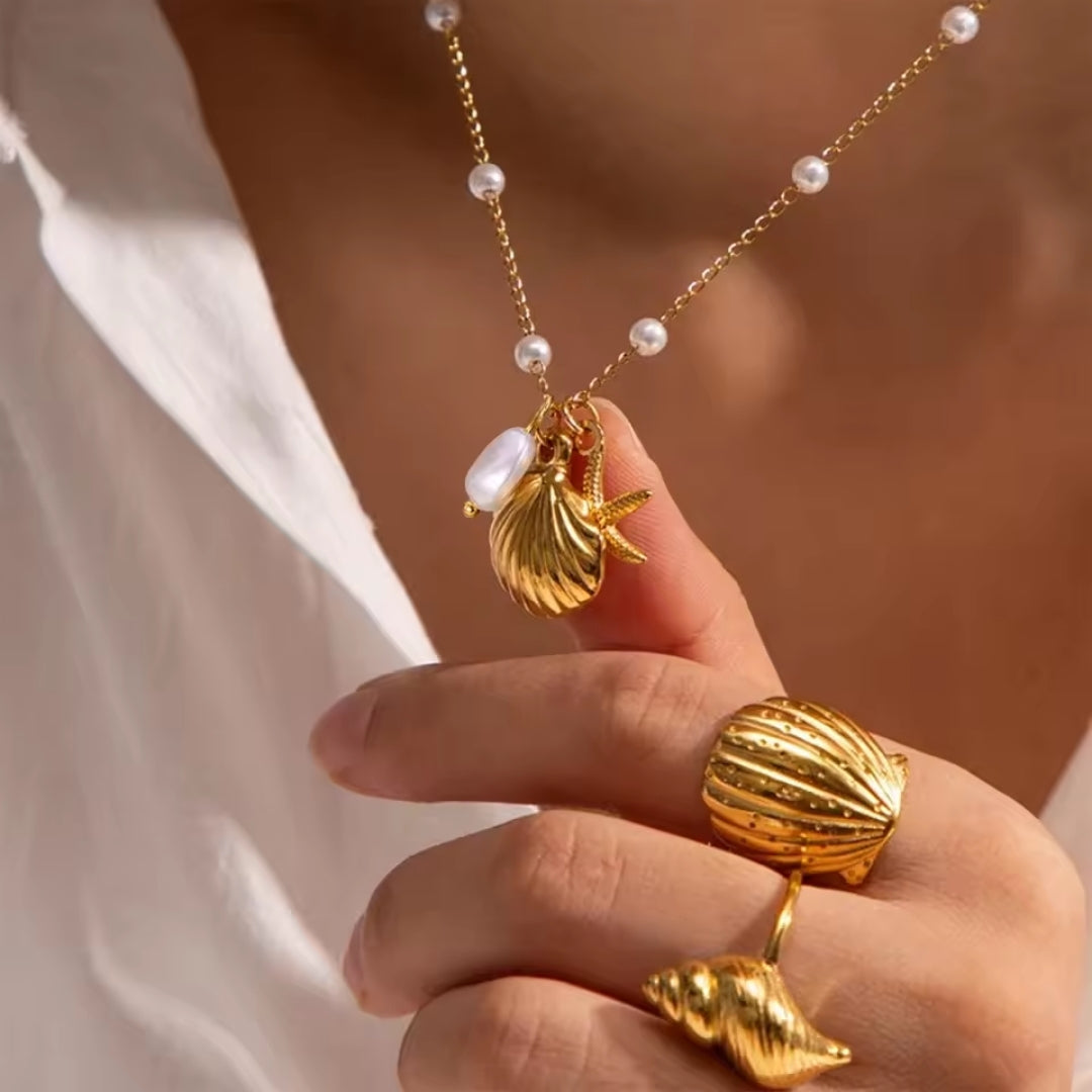 Collier en perles dorées