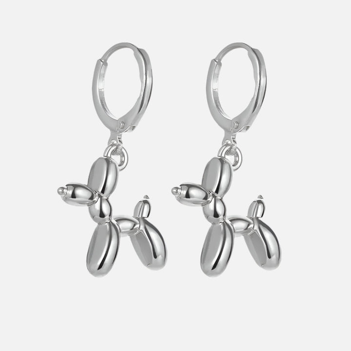 Boucles d'oreilles Huggie en or avec charme de mini chien en ballon