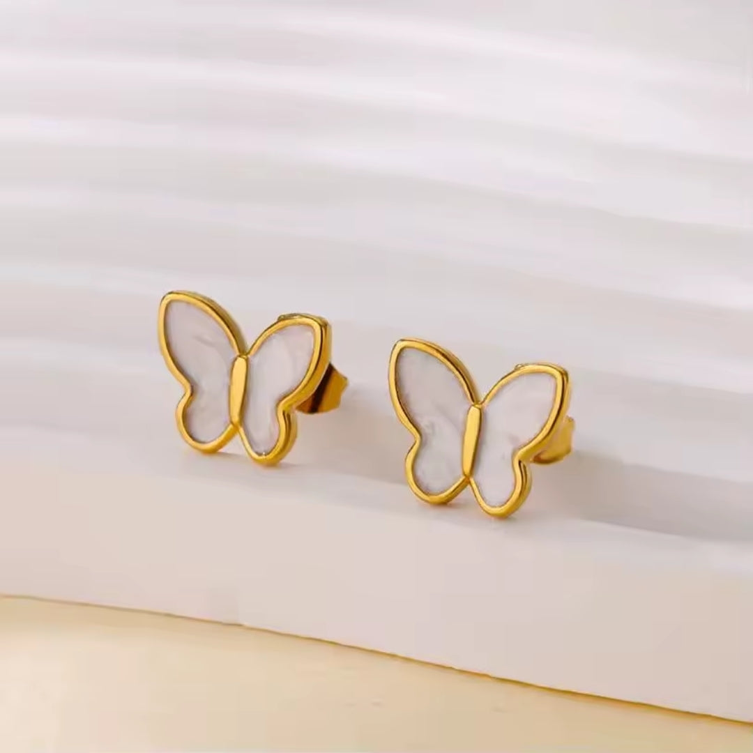 Boucles d'oreilles en or avec émail blanc en forme de papillon