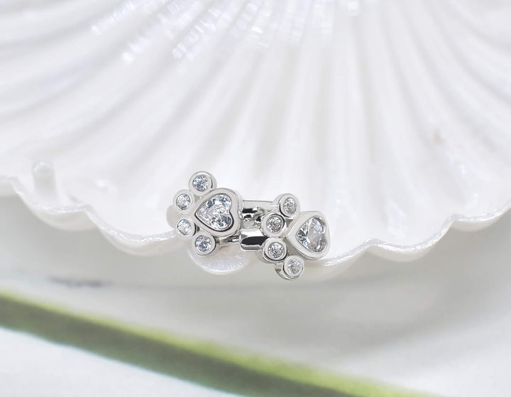 Boucles d'oreilles Paw Huggie avec Zirconia étincelant