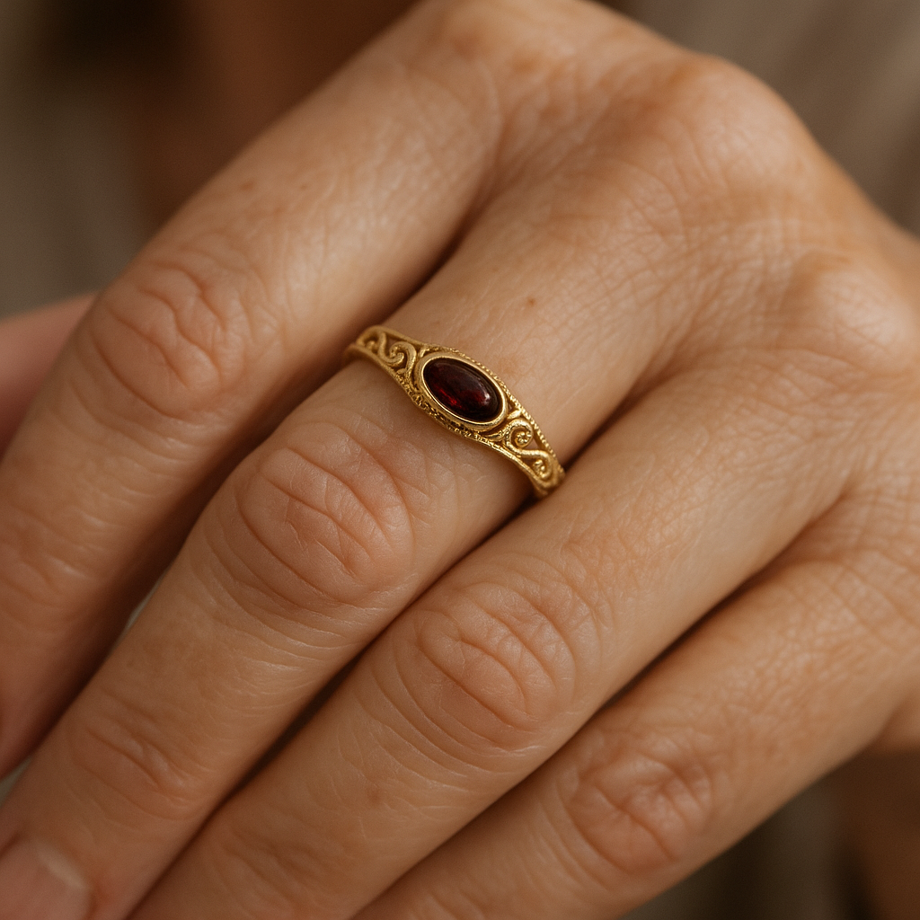 Bague Vintage Dorée avec Cristal Rouge