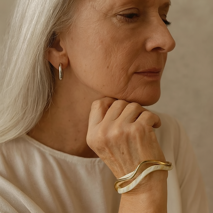 Bracelet doré élégant en opale blanche