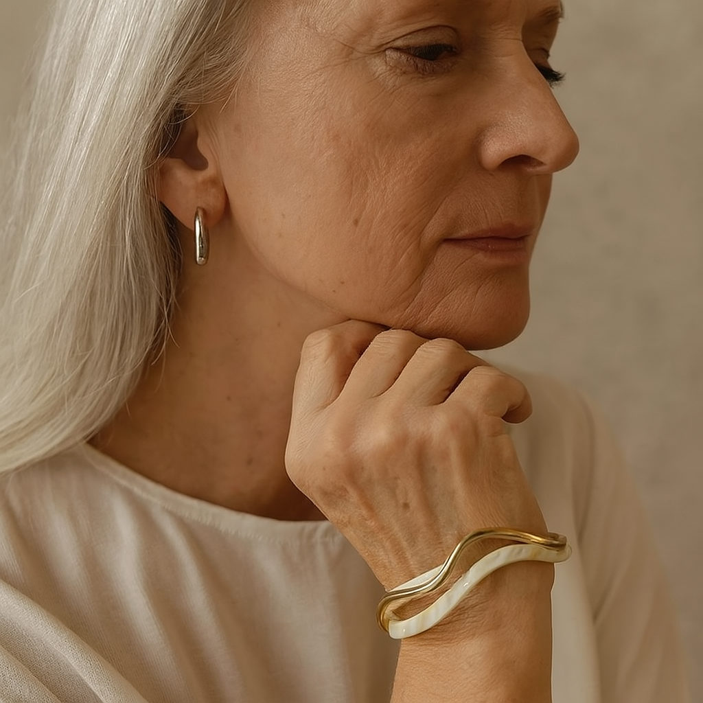 Bracelet élégant en or avec opale blanche