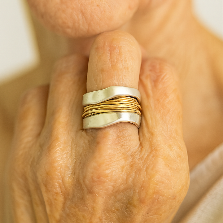 Bague en argent avec des fils dorés