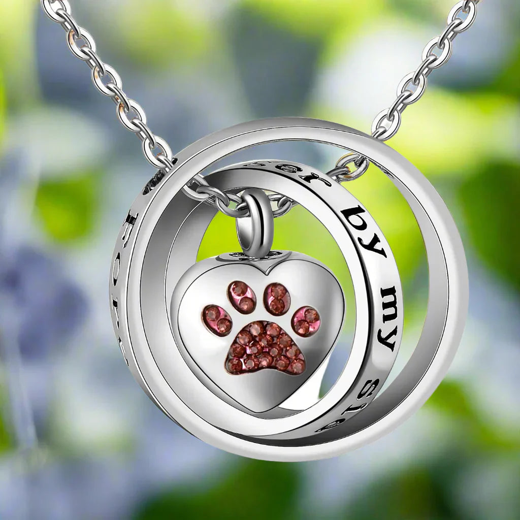 'Plus Jamais à Mes Côtés, Toujours Dans Mon Cœur' – Pendentif Urne en Acier Inoxydable avec Patte