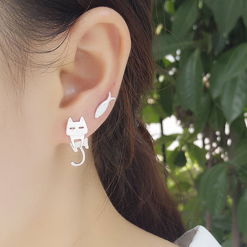 Boucles d'oreilles en argent avec un chat grimpeur
