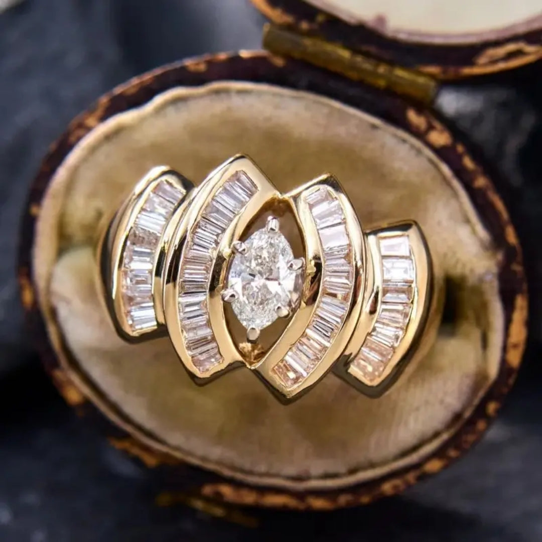 Bague en verre ovale incrustée d'or et de zircon