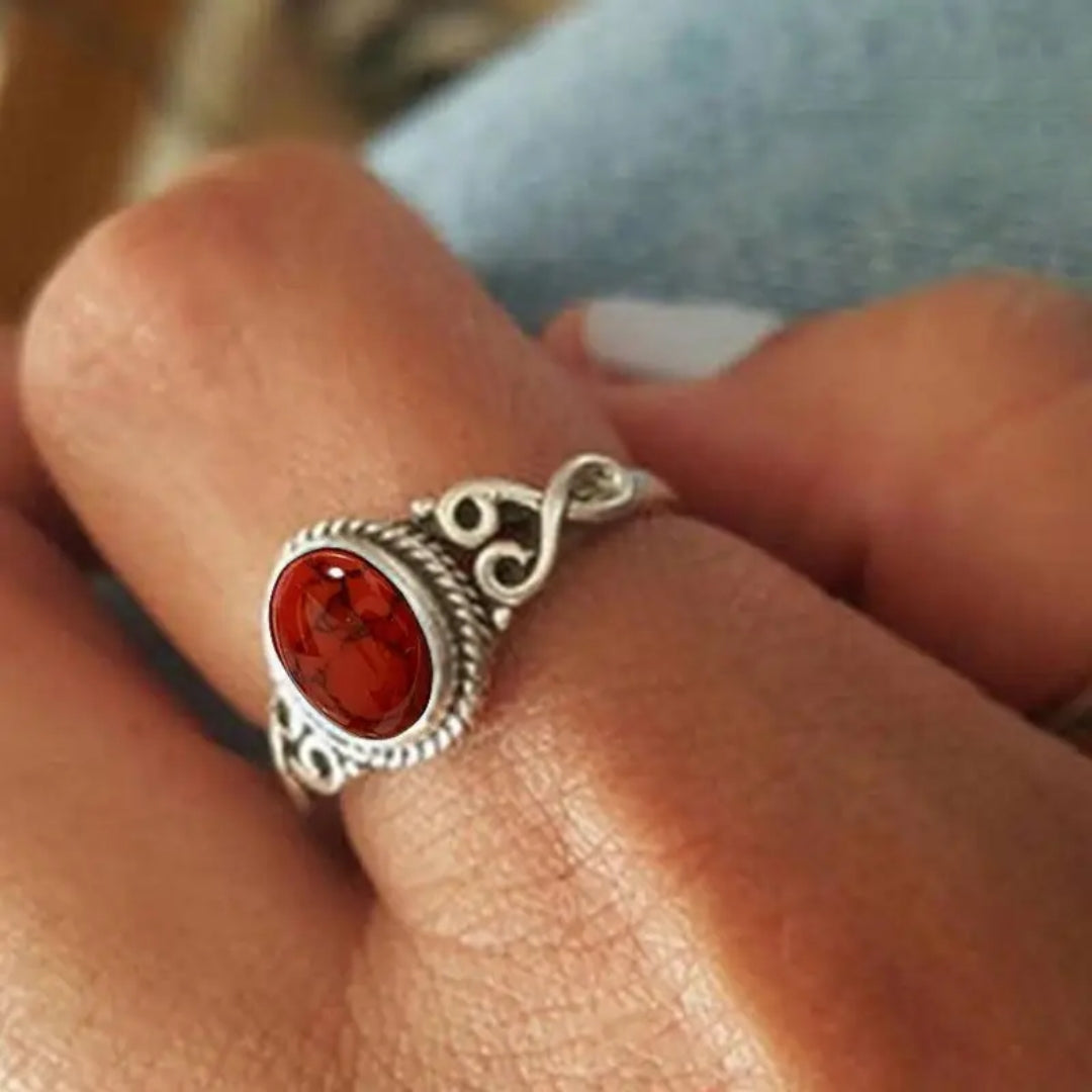 Bague en argent avec pierre incrustée ronde rouge