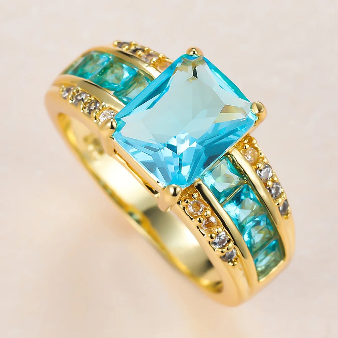 Bague en Or avec Cristal Bleu Clair