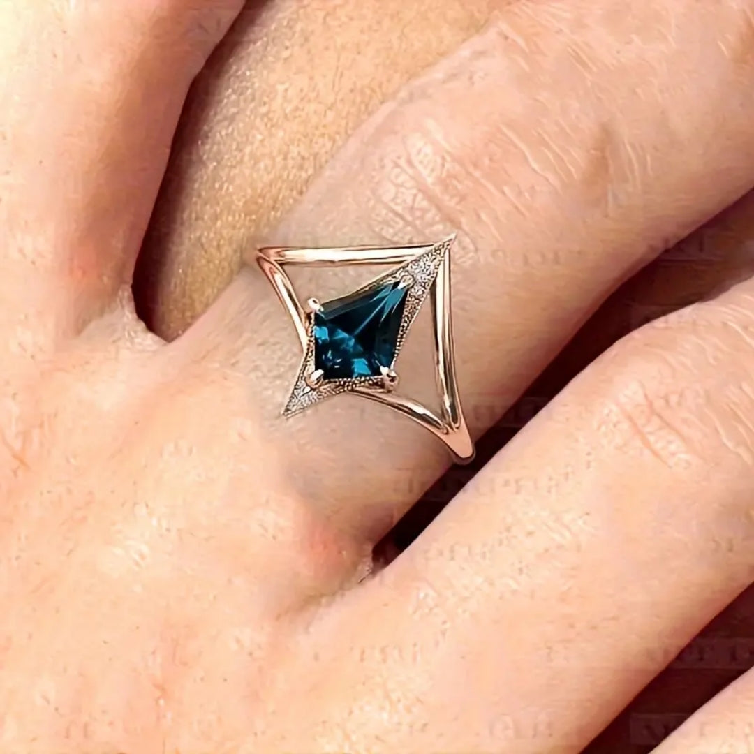 Bague Pointue Cristalline Bleue
