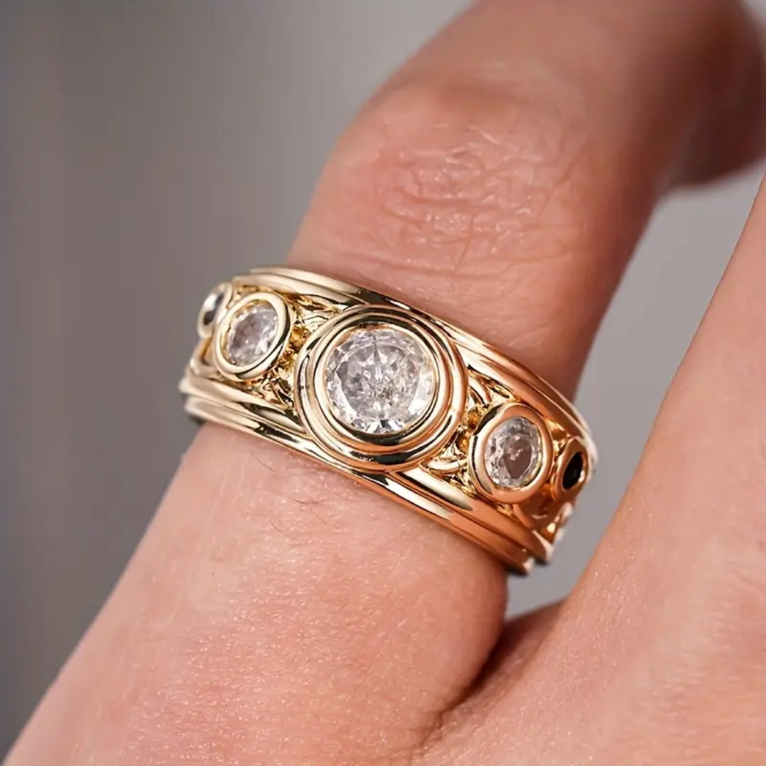 Bague Dorée Cristalline Incrustée en Blanc