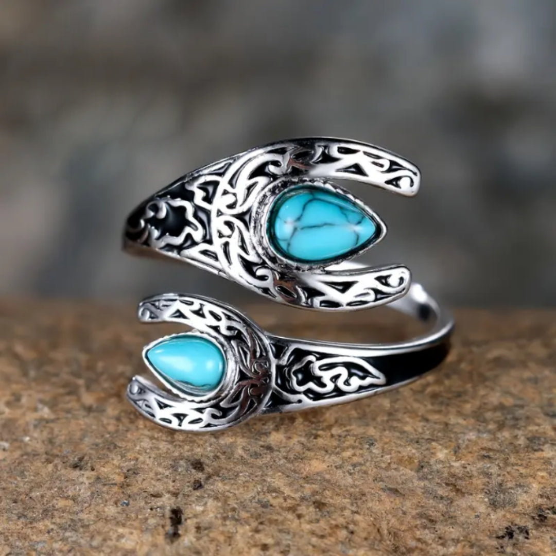Bague argentée avec pierre incrustée bleue ajustable