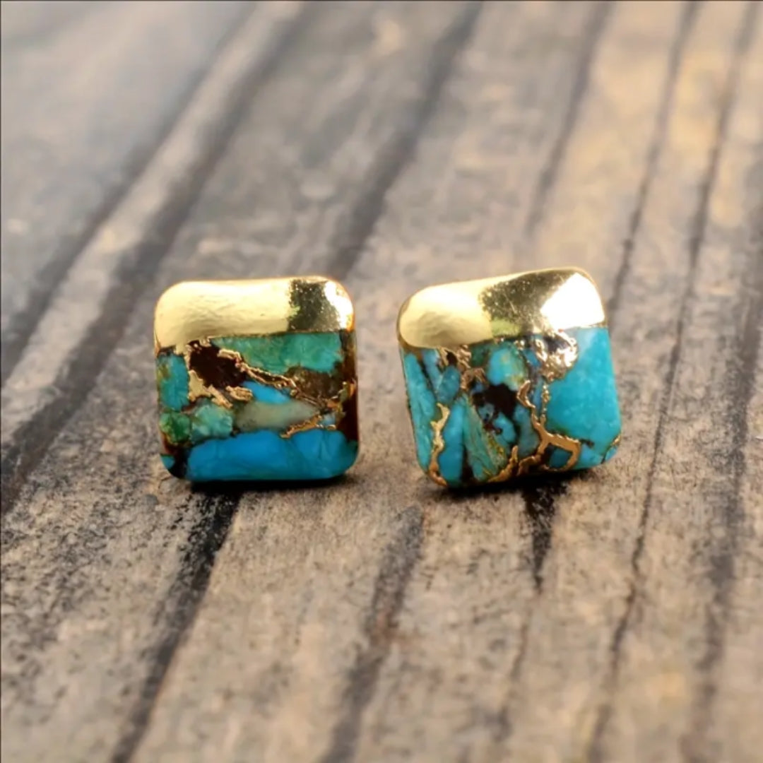 Boucles d'oreilles en or avec pierre bleue tribale