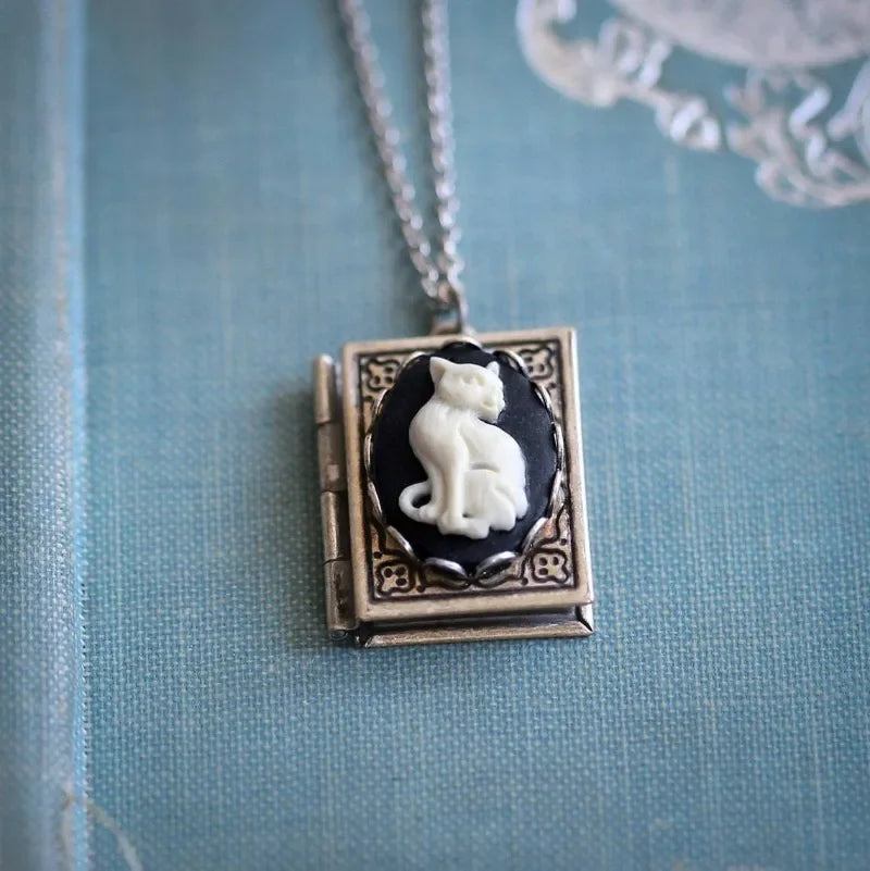 Collier Pendentif Livre Vintage de Chat – Design de Page Rotative