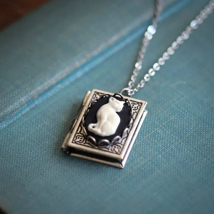 Collier Pendentif Livre Vintage de Chat – Design de Page Rotative