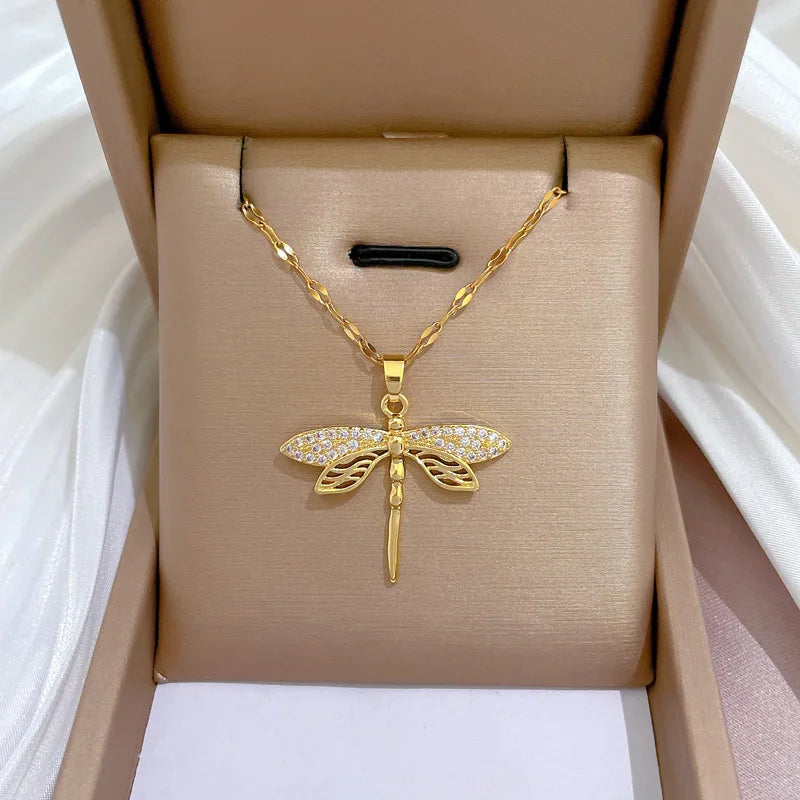 Collier Libellule en Cristal – Symbole de Transformation et de Beauté