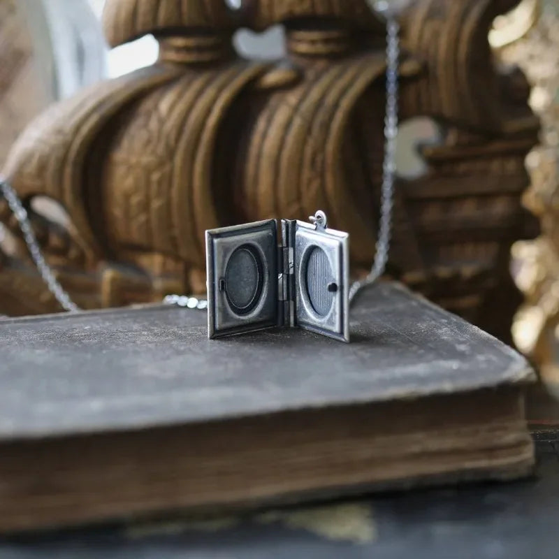 Collier Pendentif Livre Vintage sur les Chats – Design de Page Rotative