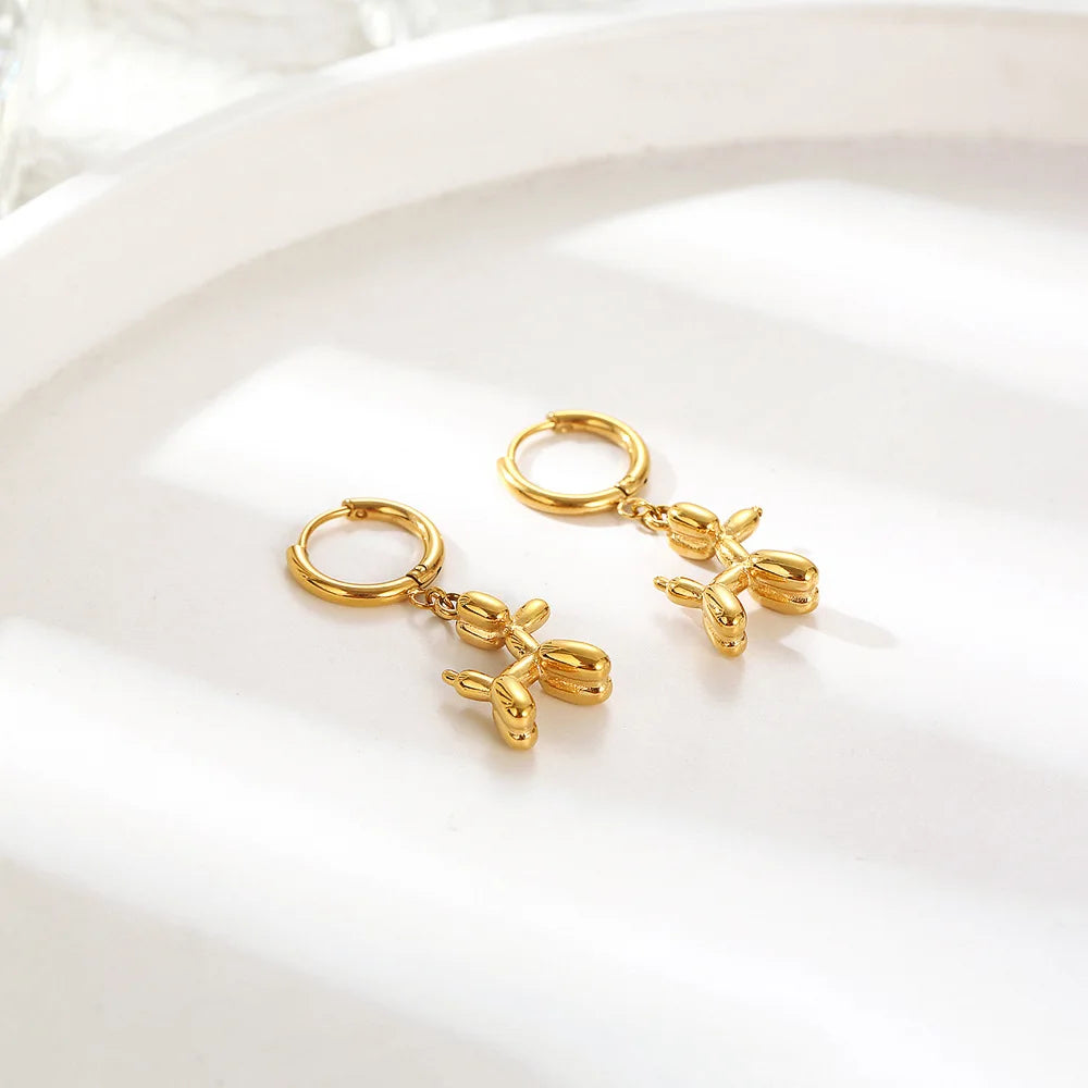 Boucles d'oreilles Huggie en or avec charme de petit chien en ballon