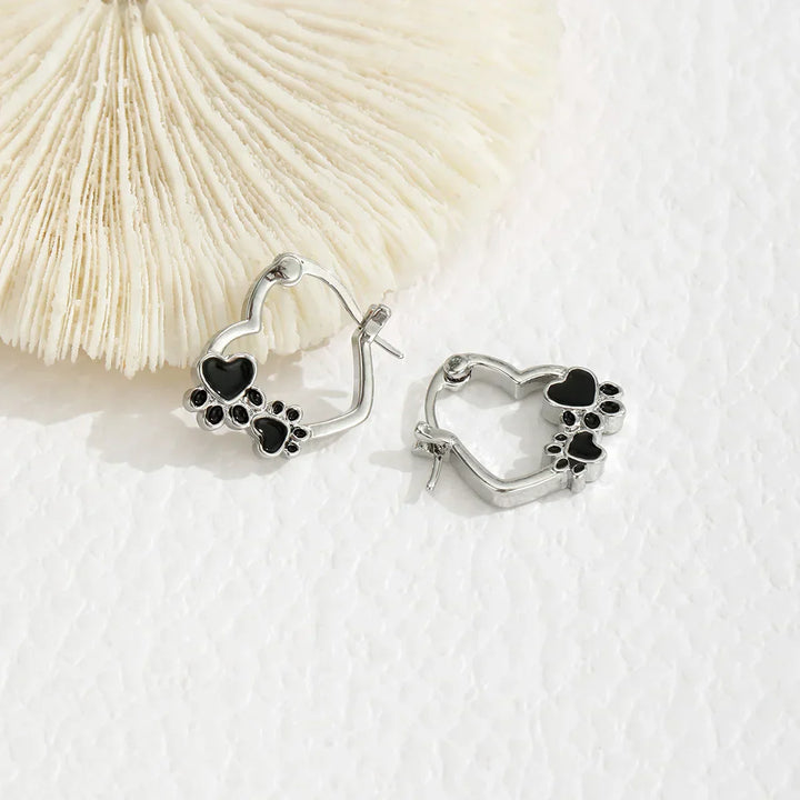 Boucles d'oreilles Huggie en forme de patte de cœur avec émail noir