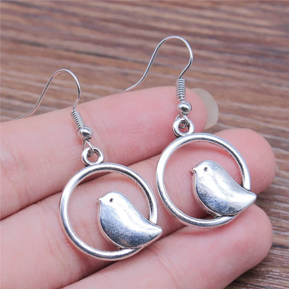 Boucles d'oreilles pendantes avec charme d'oiseau vintage – Bijoux boho faits main