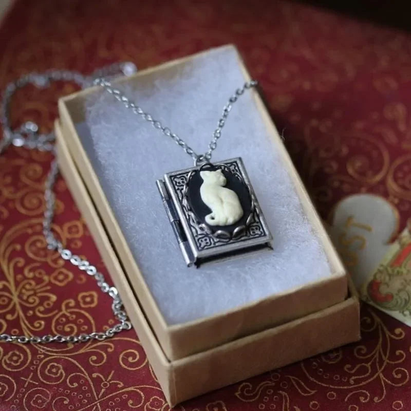 Collier Pendentif Livre Vintage de Chat – Design de Page Rotative