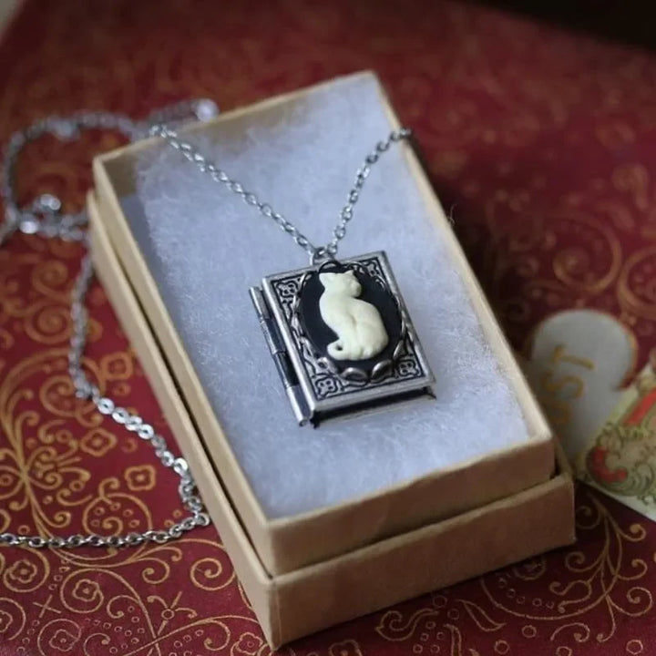 Collier Pendentif Livre Vintage de Chat – Design de Page Rotative