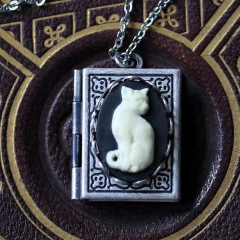 Collier Pendentif Livre Vintage de Chat – Design de Page Rotative