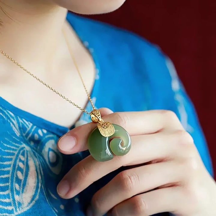 Pendentif Éléphant en Jade Hetian – Chaîne Plaquée Or 18K pour Femmes