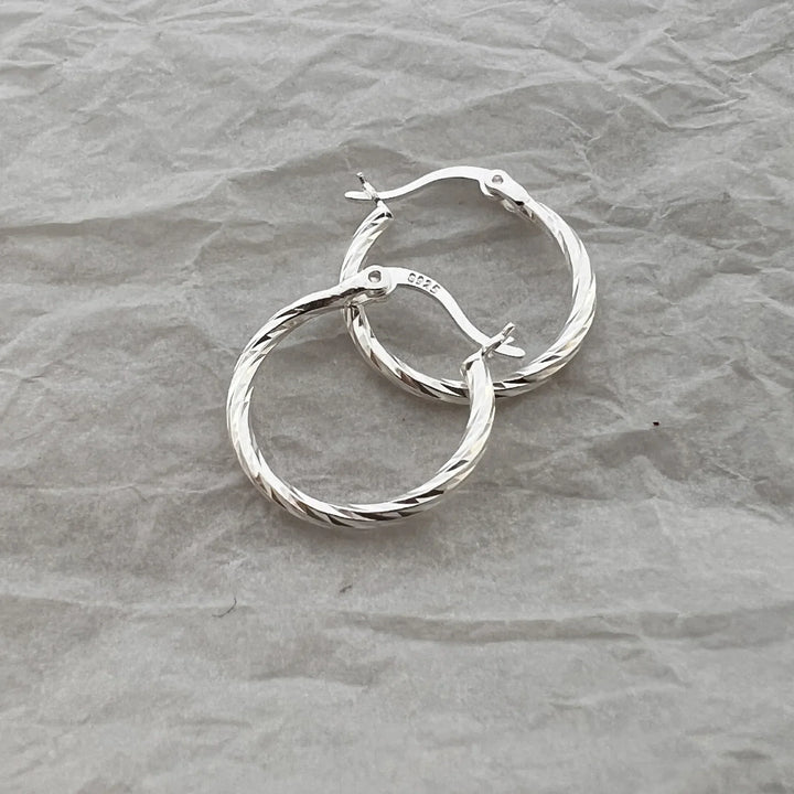 Boucles d'oreilles en argent à anneau torsadé