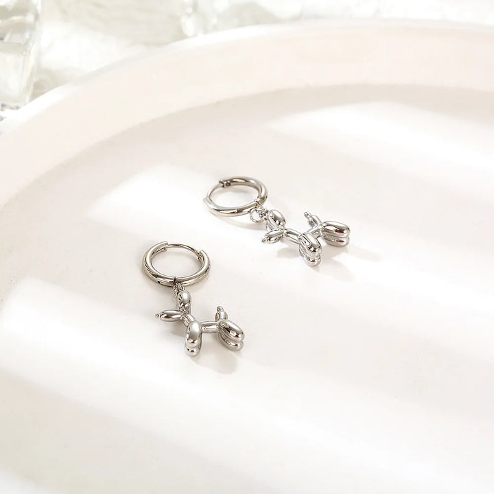 Boucles d'oreilles Huggie en or avec charme de mini chien en ballon
