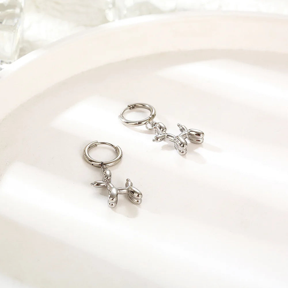 Boucles d'oreilles Huggie en or avec charme de petit chien en ballon