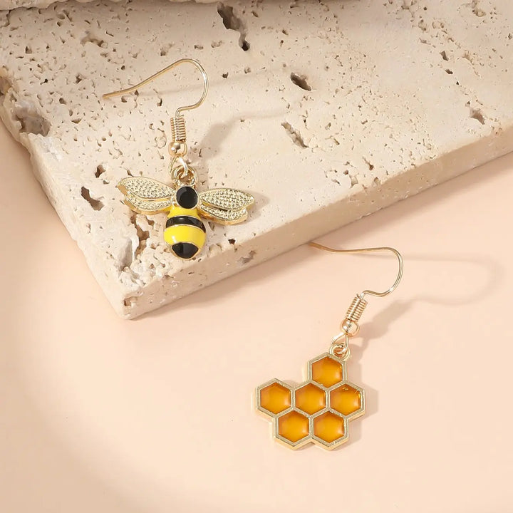Boucles d'oreilles en nid d'abeille et goutte d'abeille – Bijoux en ton doré pour femmes