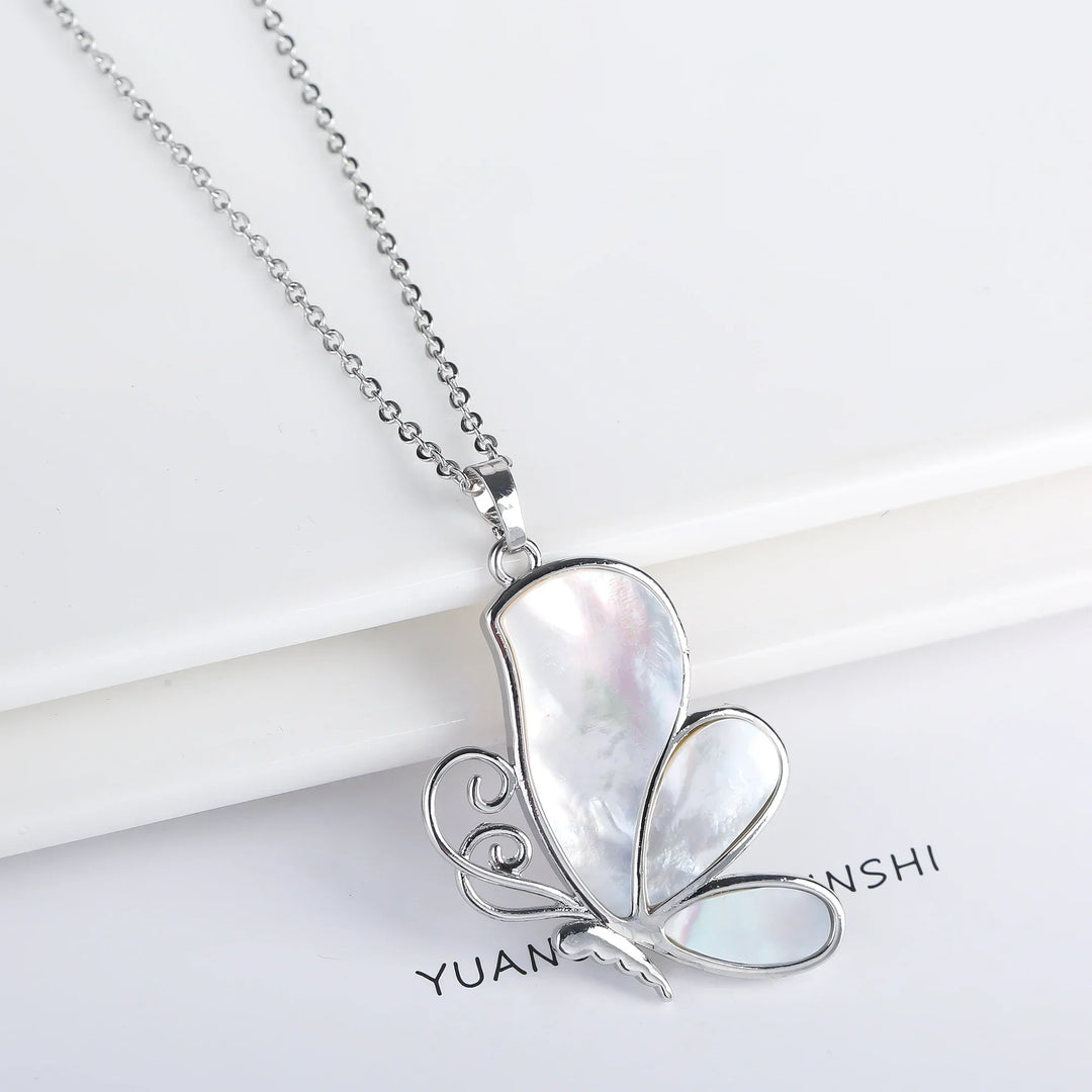Collier Pendentif Papillon en Coquillage Naturel