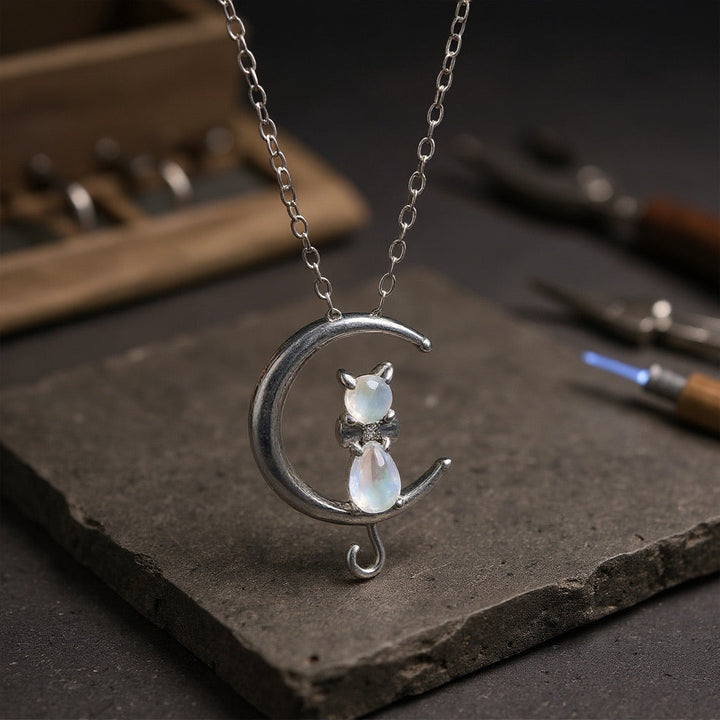 Collier Croissant de Pierre de Lune et Chat