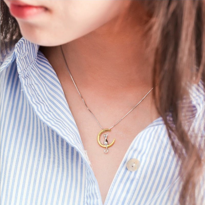 Collier élégant de chat avec croissant et chat