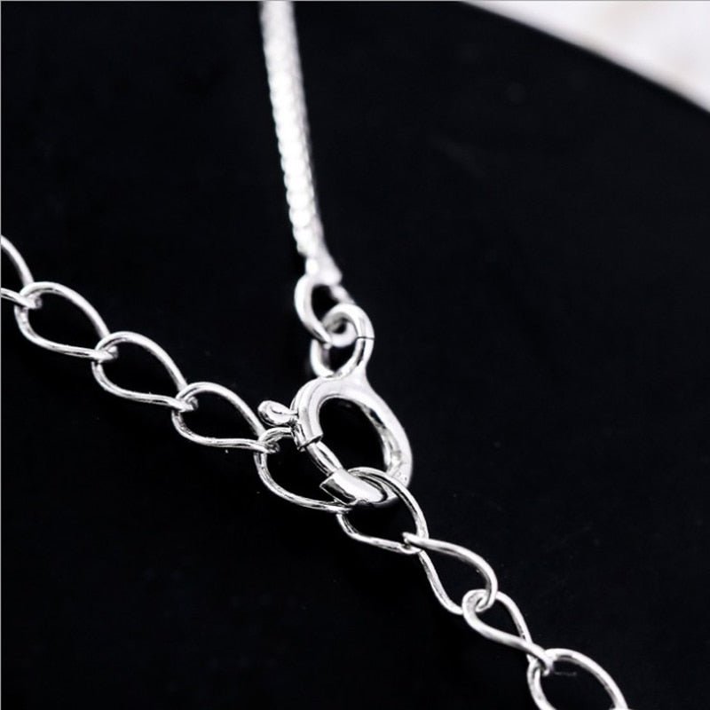 Collier élégant de chat avec croissant et chat
