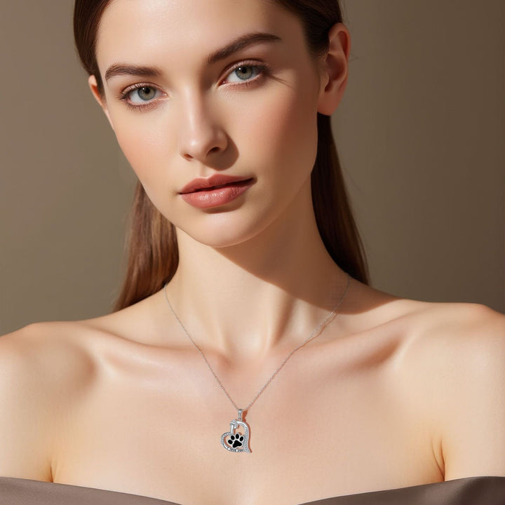 Collier en forme de patte de chien cœur avec zirconia