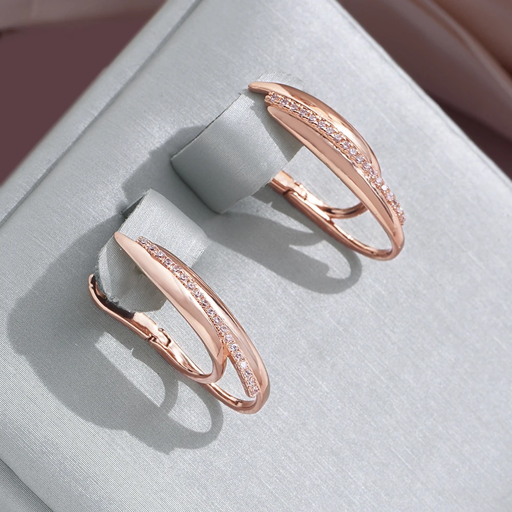 Boucles d'oreilles dorées élégantes et brillantes