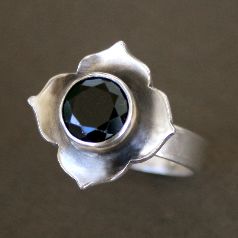 Bague Fleur en Cristal Sombre Vintage