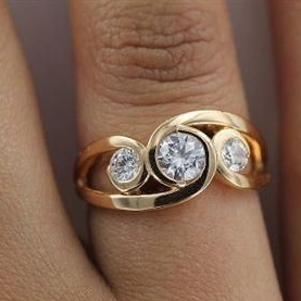 Bague en Or Spirale Incrustée de Zirconium Vintage