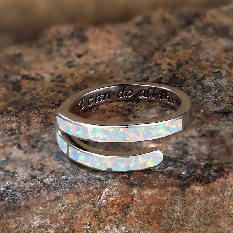 Bague ouverte en argent avec opale blanche