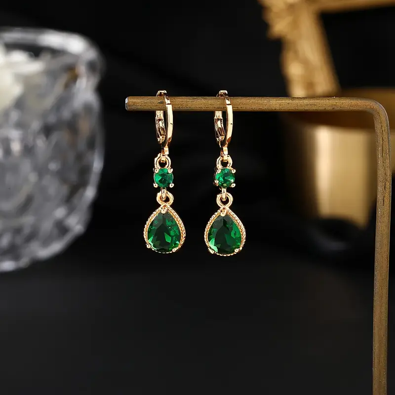 Boucles d'oreilles en or avec zirconia vert suspendu
