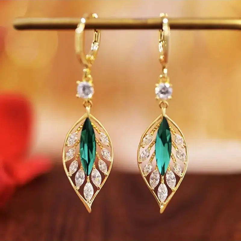 Boucles d'oreilles en zirconium doré avec feuille verte