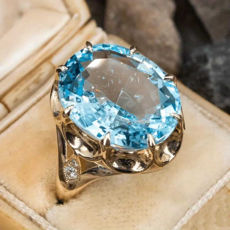 Bague en Or avec Cristal Bleu Ciel Éclatant