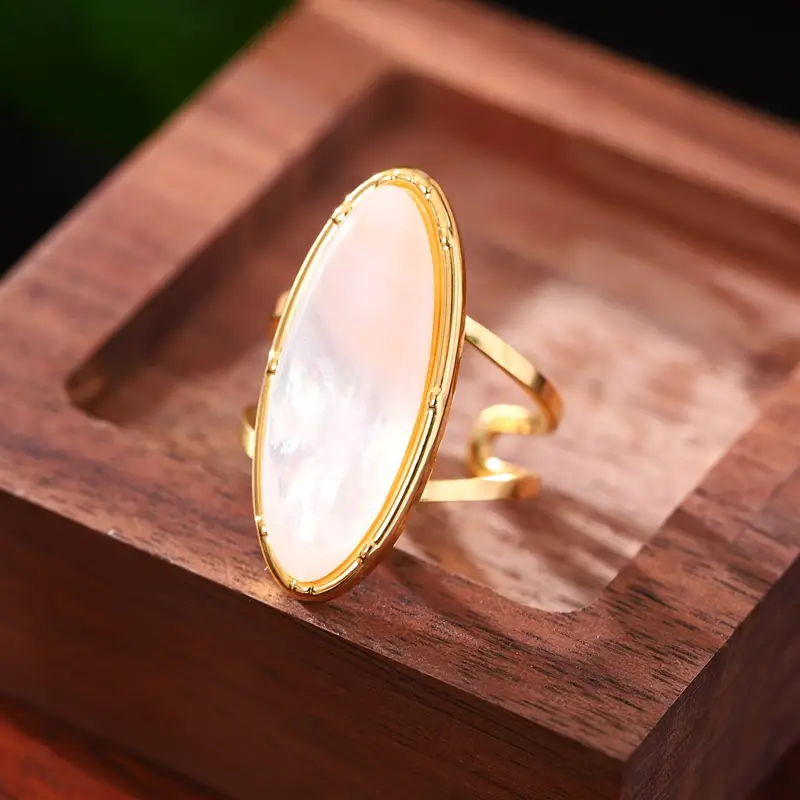 Bague en Opale Blanche Dorée