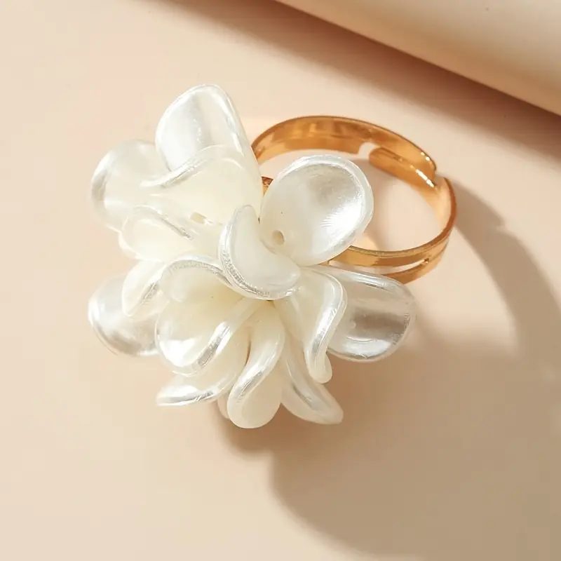 Bague Dorée à Fleurs Blanches Irrégulières