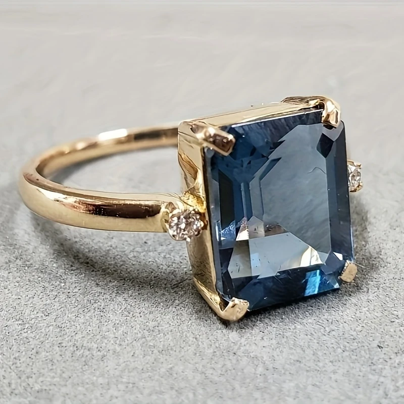 Bague en or avec cristal bleu ciel cubique