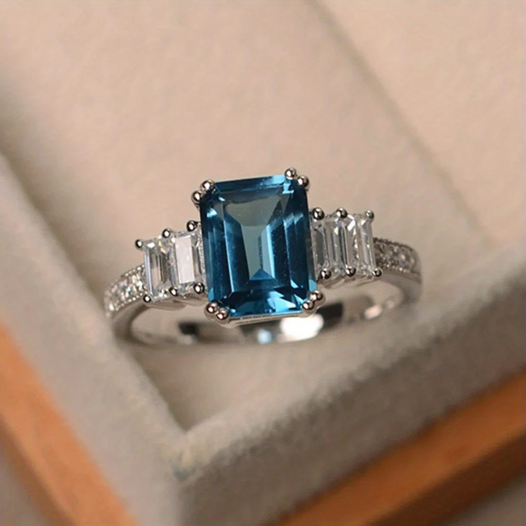 Bague en Argent avec Cristal Bleu Ciel Cubique