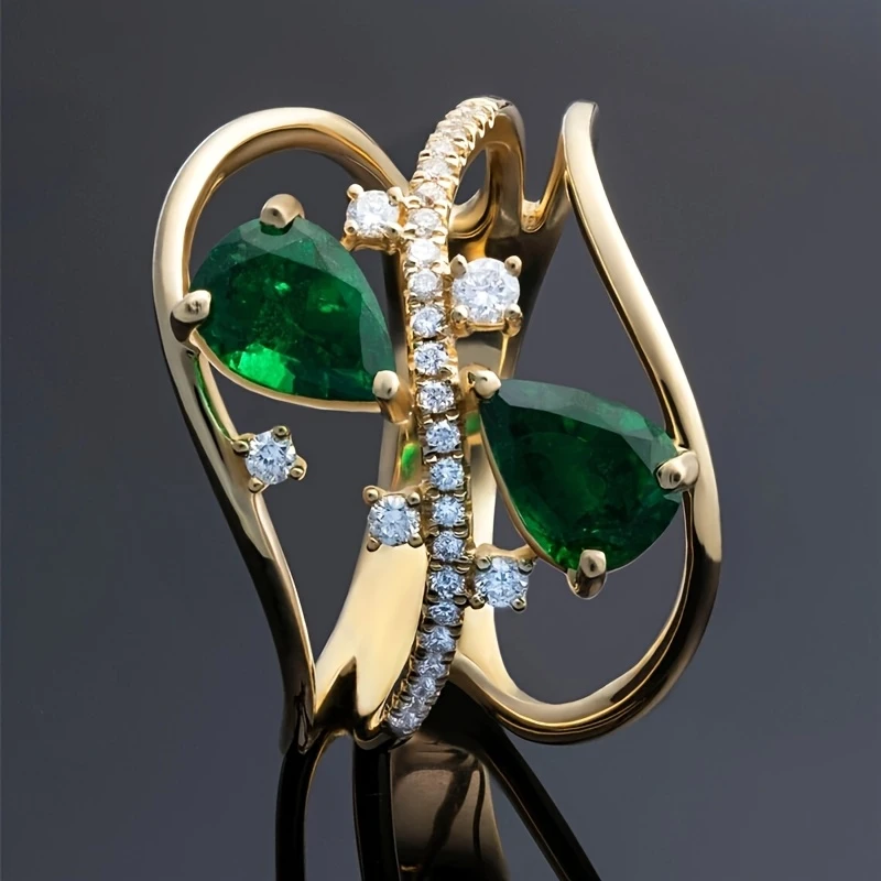 Bague dorée irrégulière avec goutte de cristal vert
